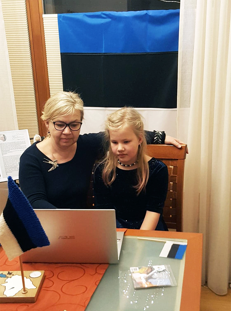 Mailis Sütiste-Gnannt ja tütar Greta Madeleine Gnannt osalemas 2021. aastal EV103-le pühendatud Keeleruletil