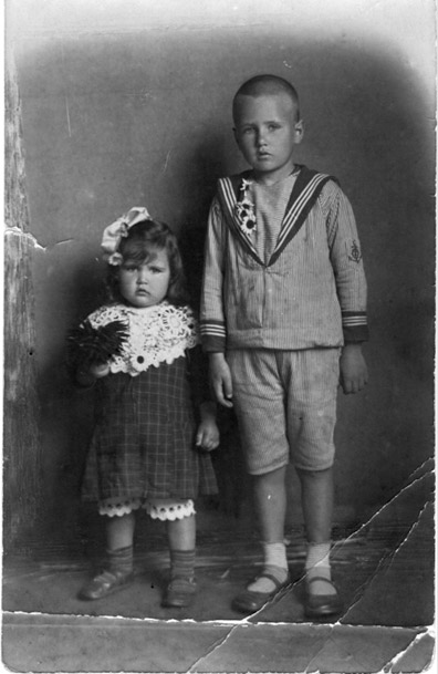 Pisike Olga oma venna Aaduga, foto erakogust ilmselt aastast 1922