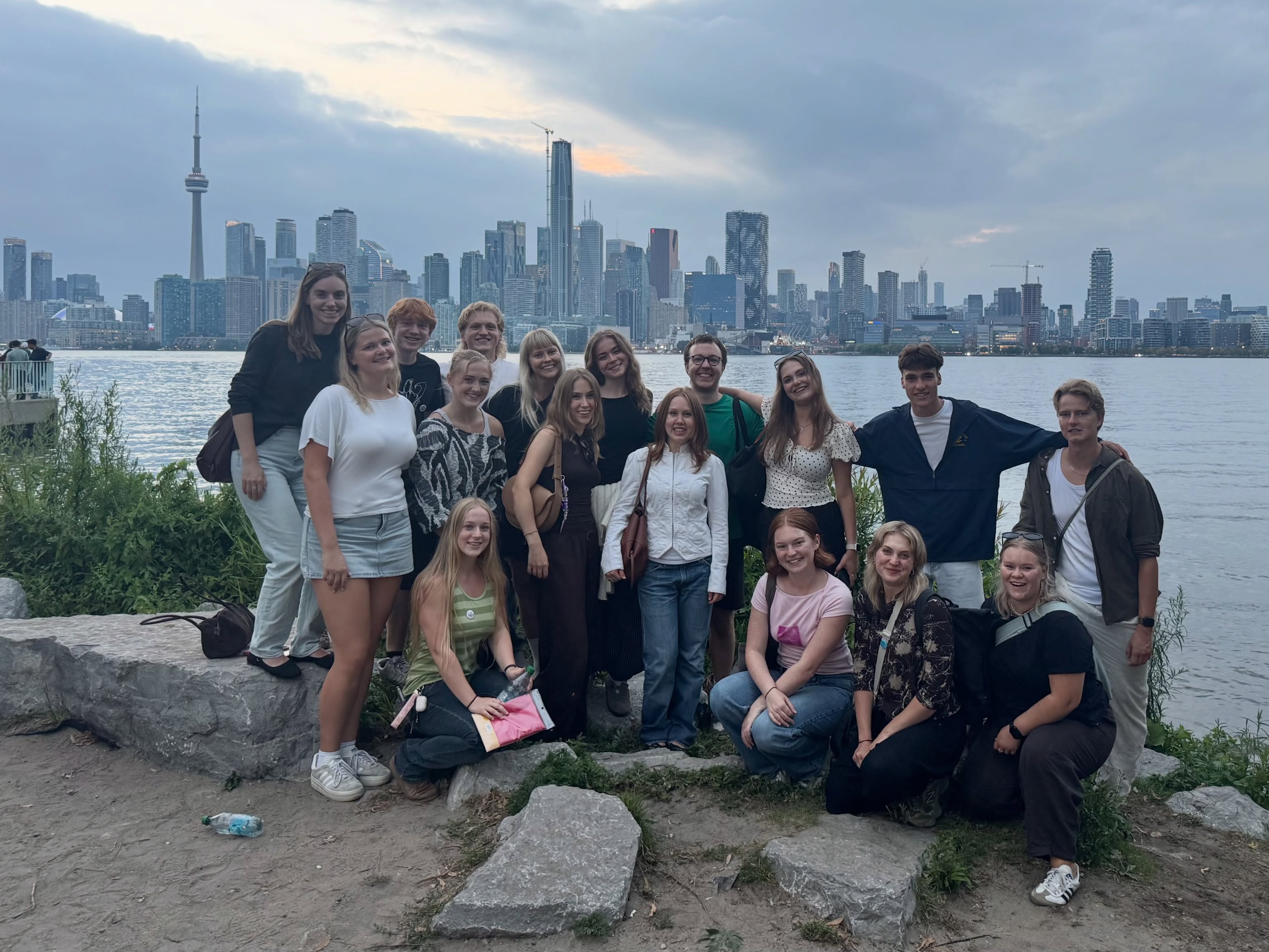 KESKUSe noordelegaadid. Kõik noordelegaadid (vasakult paremale, alustades ülemisest reast): Royce Willis (Los Angeles), Lii Schmidt (Zürich), Aliise Pikat (Chicago), Kertu Tammjõe (Copenhagen), Lucia Brown (South Carolina/Kuressaare), Stella Nahkur (Hamburg), Erik Stenqvist (Stockholm), Reijo Roos (Helsinki), Anel Neumann (Tartu), Marili Schmidt (Praha), Katariina Tirmaste (Tallinn), Katrina Laur (Tartu), Anette-Mai Pirk-Birk (Stockholm).
