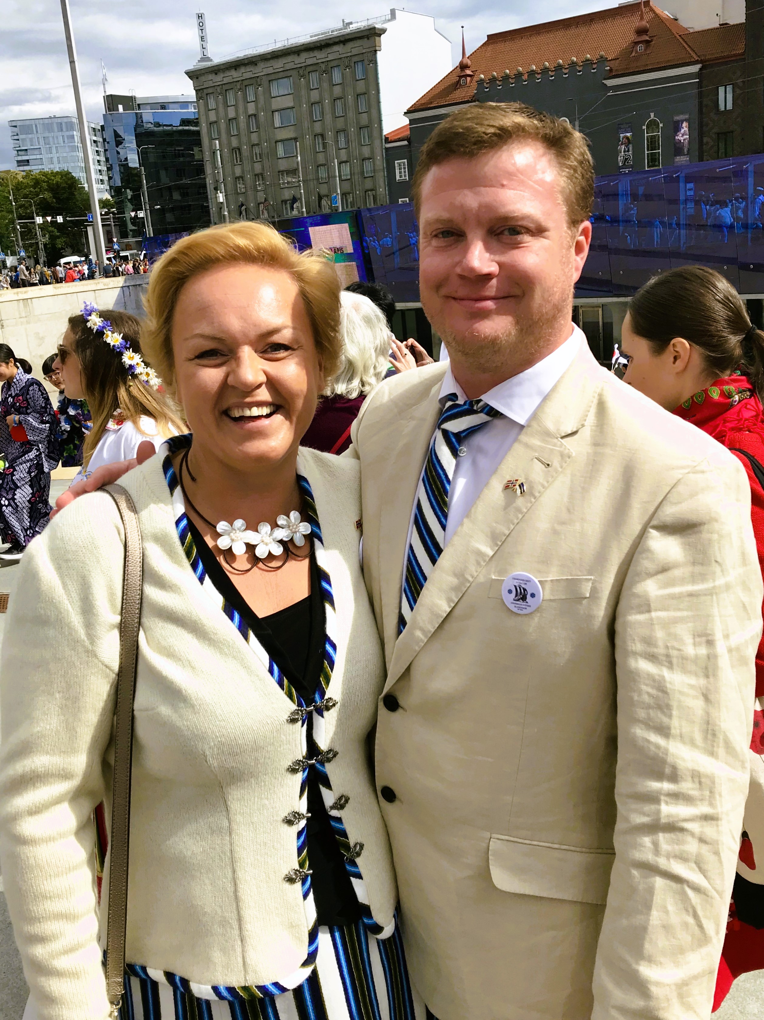 Stavangeris elav eestlane ja selle loo autor Anneli Andersen ühes oma norrakast abikaasa Aadne Andersen'iga Laulupeo rongkäigu eelses ootusärevuses.