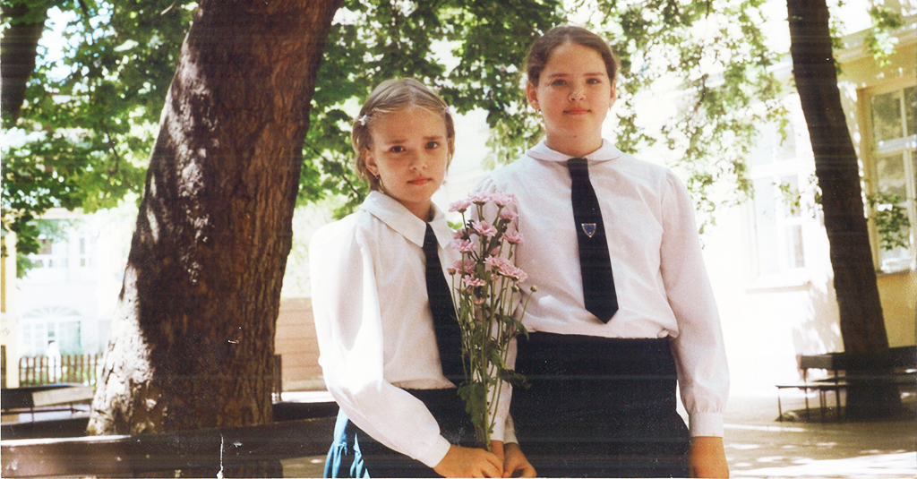 Lea Kreinin; õega Ungari koolis aastal 2002