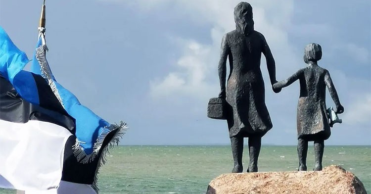 Statue commemorating the mass refugee flight of 1944 at Puise beach, Lääne County Source: 1944. aasta suurpõgenemine / Mass Flight of 1944
